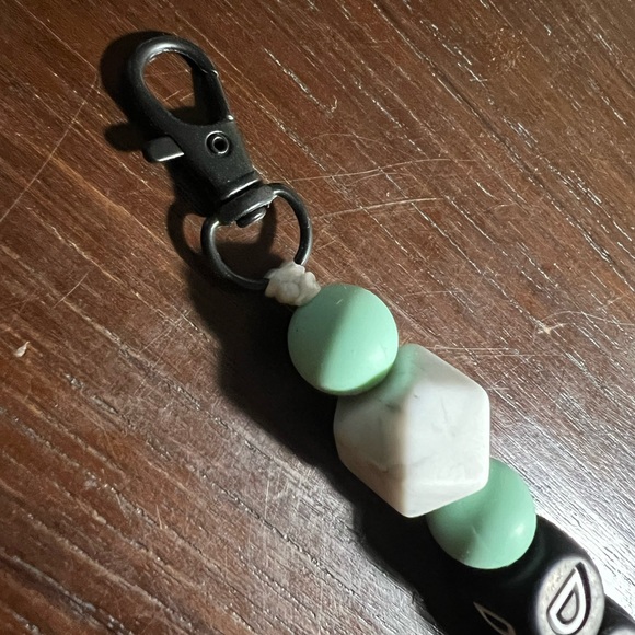 Handmade “Dog Mom” Keychain ✨ - Picture 2 of 2